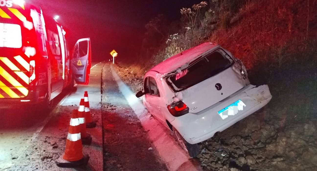 Carro estava fora da pista e danificado - Foto Corpo de Bombeiros