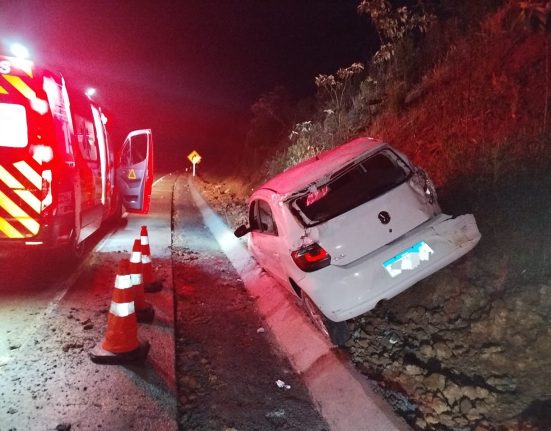 Carro estava fora da pista e danificado - Foto Corpo de Bombeiros