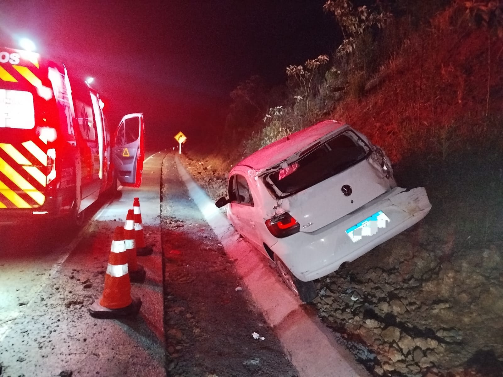 Carro estava fora da pista e danificado - Foto Corpo de Bombeiros