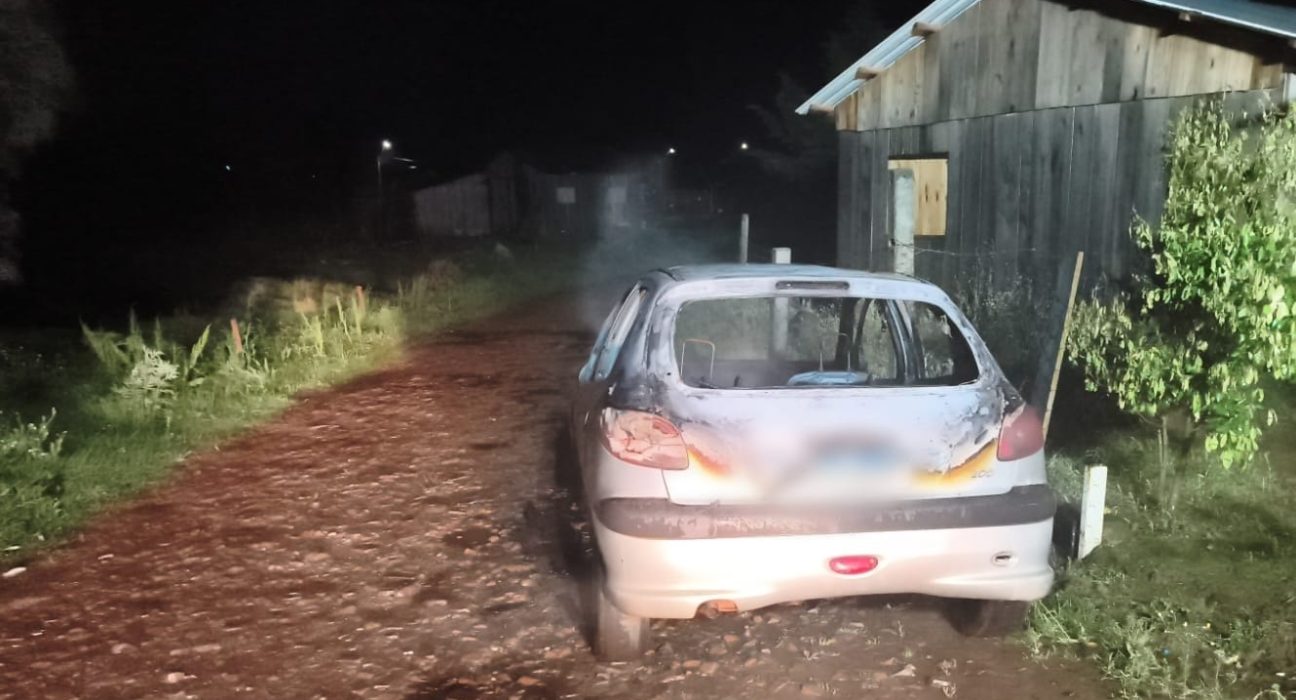 Veículo pega fogo na noite deste domingo - Foto Corpo de Bombeiros