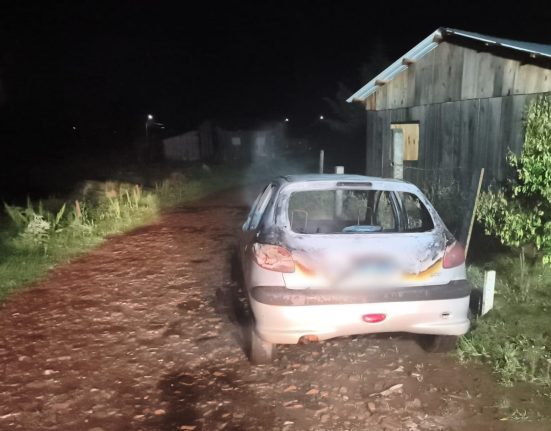Veículo pega fogo na noite deste domingo - Foto Corpo de Bombeiros