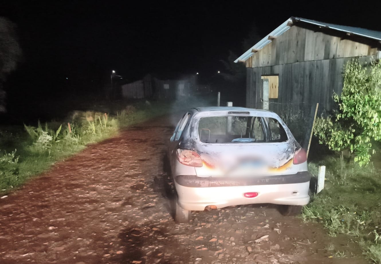 Veículo pega fogo na noite deste domingo - Foto Corpo de Bombeiros