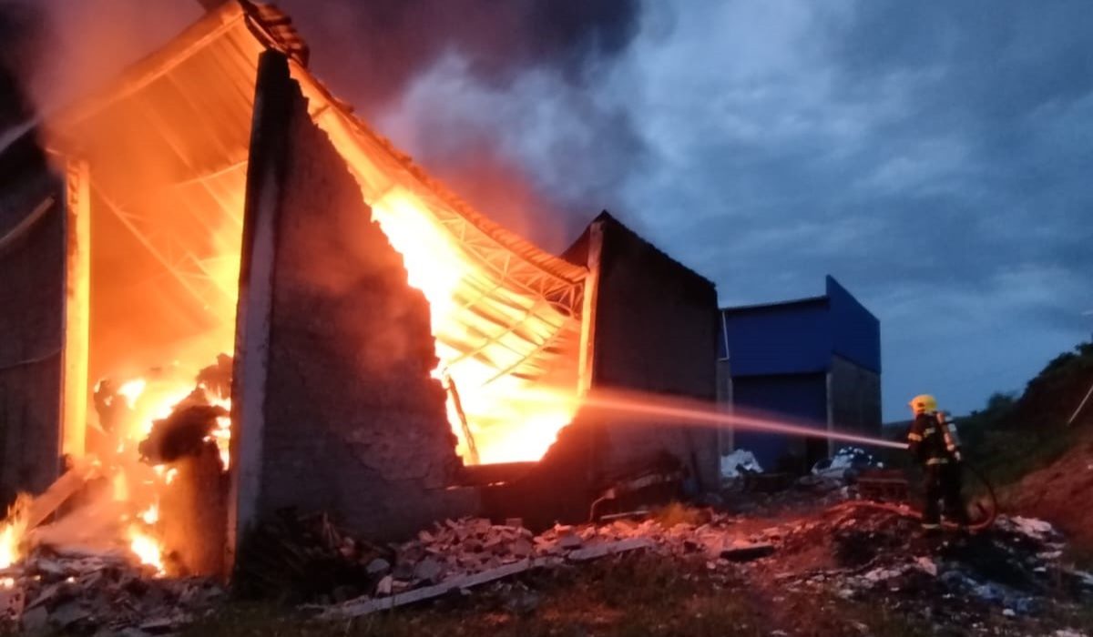 Incêndio de grandes proporções foi registrado nesta segunda-feira - Fotos Corpo de Bombeiros