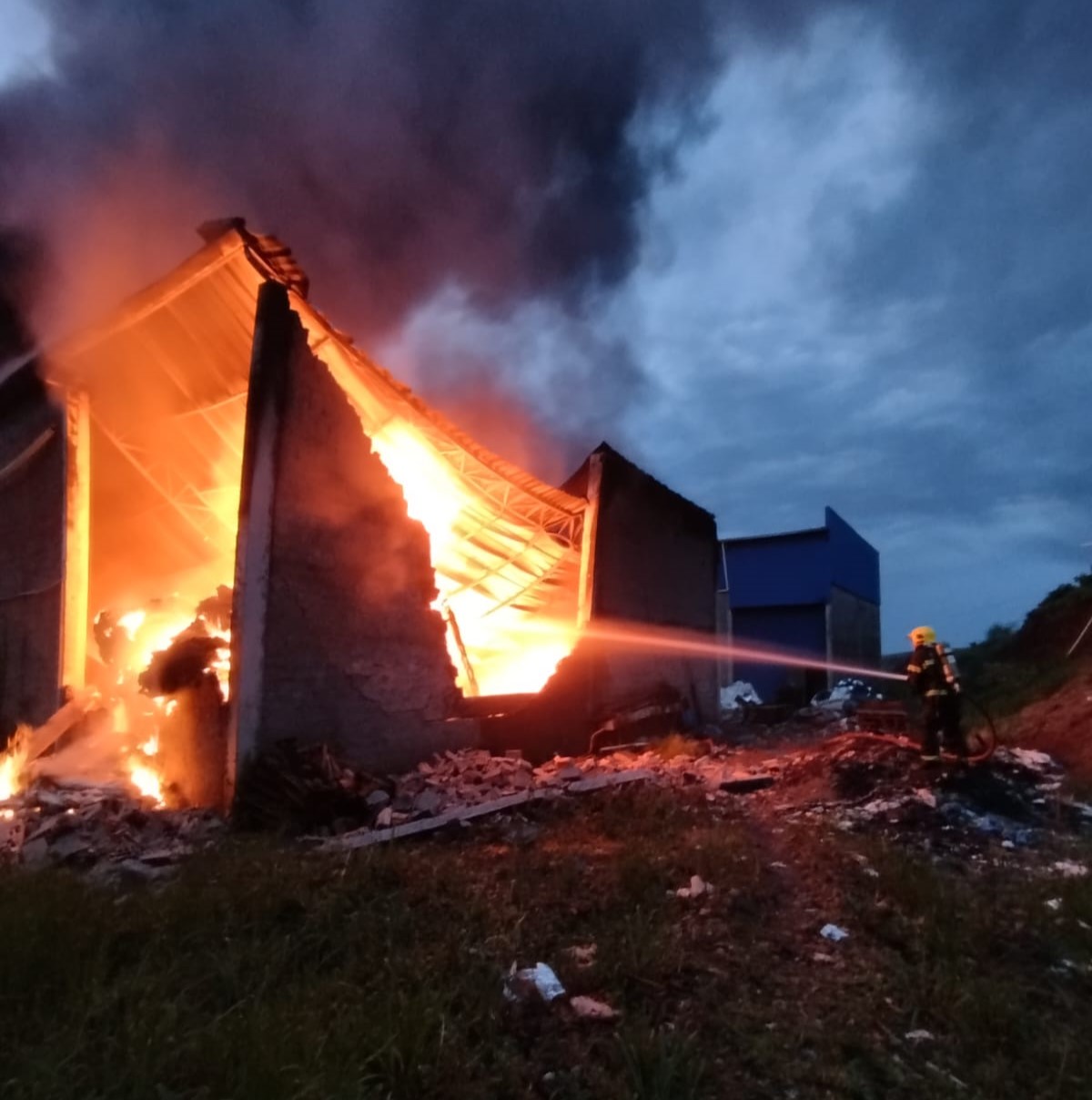 Incêndio de grandes proporções foi registrado nesta segunda-feira - Fotos Corpo de Bombeiros