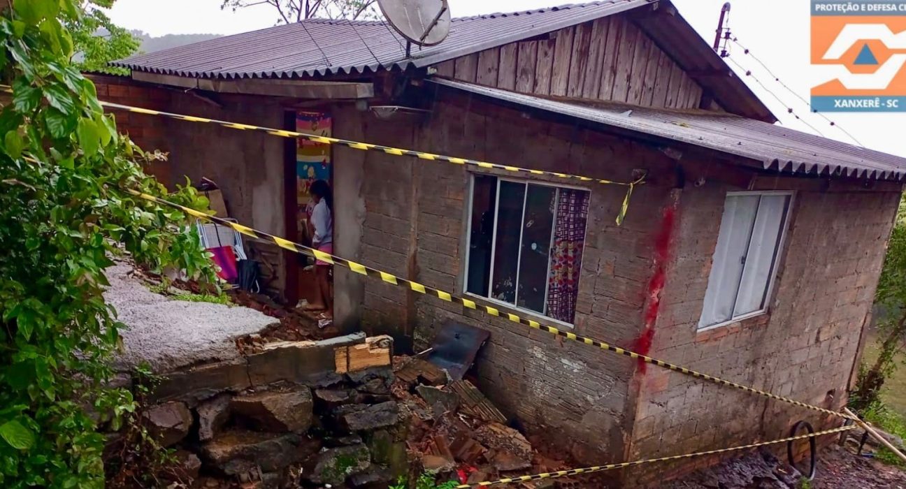 Deslizamento de terra é registrado em Xanxerê e deixa famílias desabrigadas - Fotos Defesa Civil
