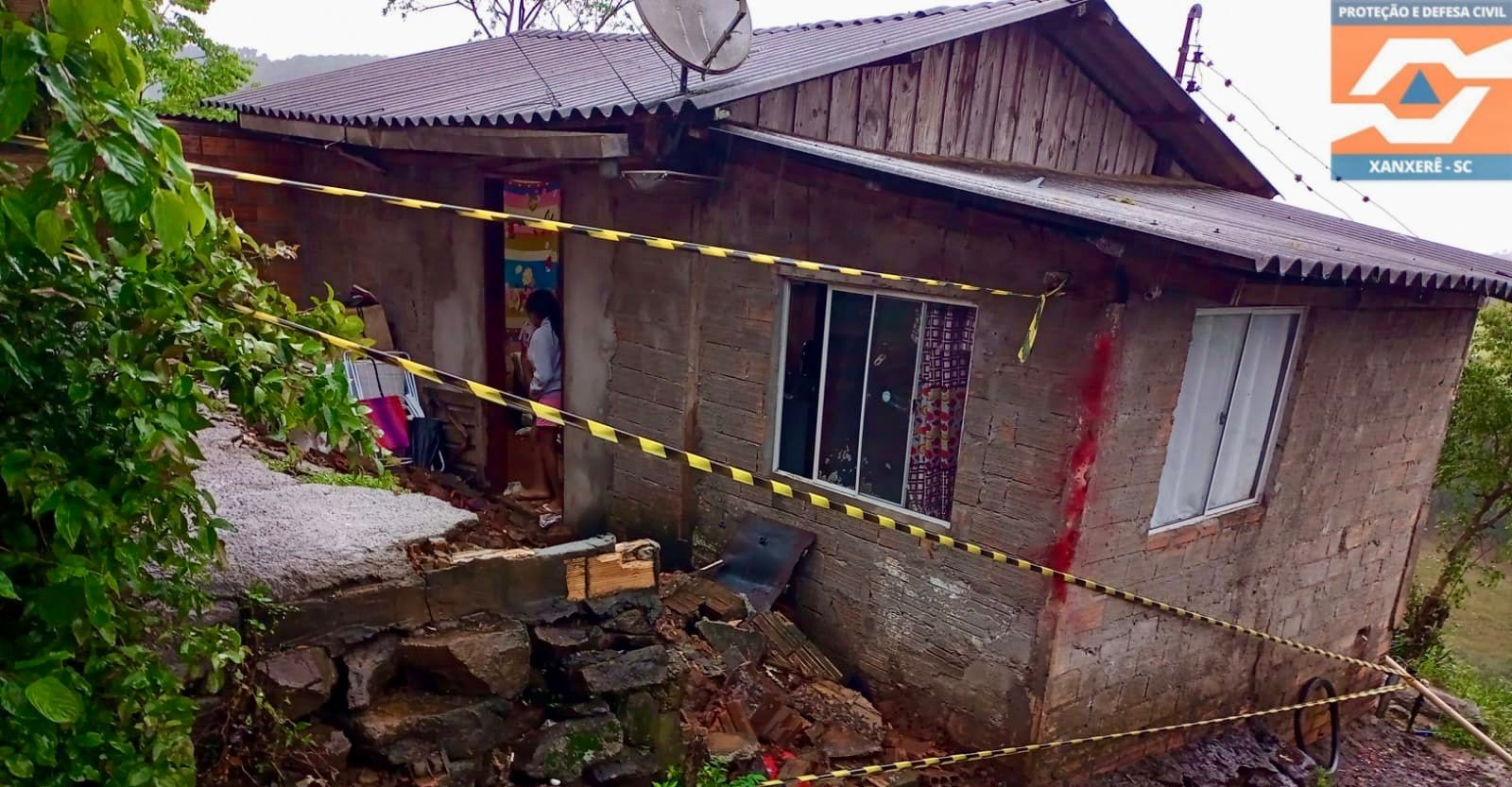 Deslizamento de terra é registrado em Xanxerê e deixa famílias desabrigadas - Fotos Defesa Civil