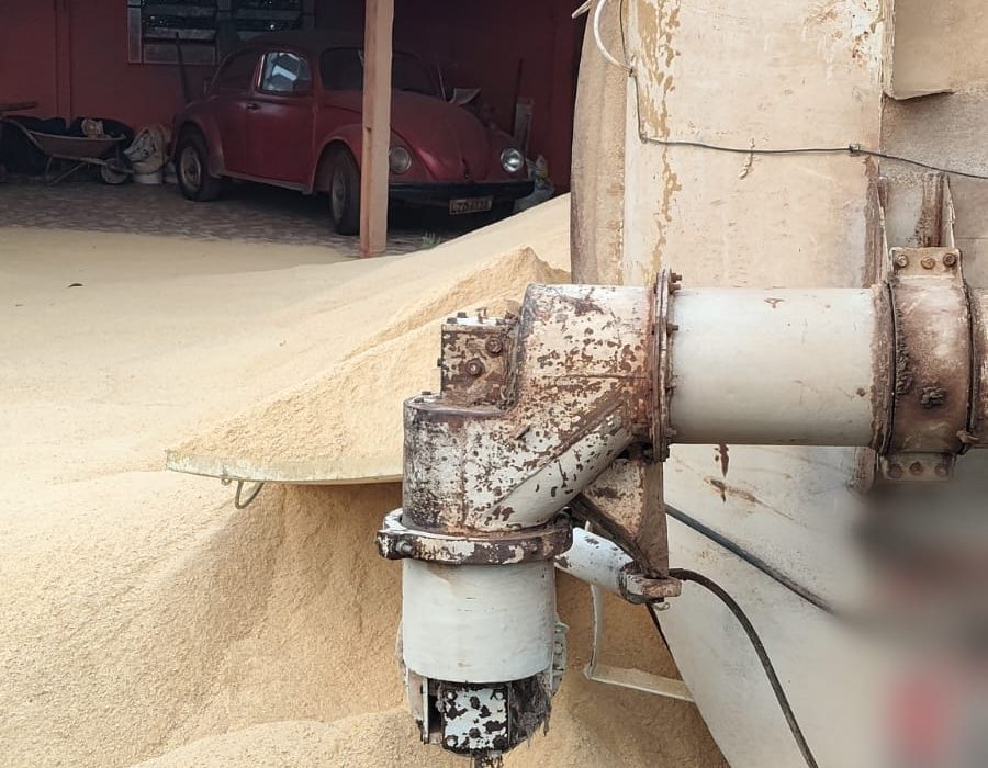 Caminhão tombou após motorista perder controle da direção - Fotos Corpo de Bombeiros
