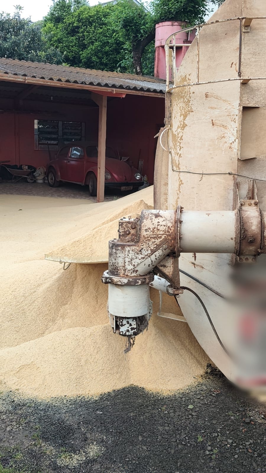 Caminhão tombou após motorista perder controle da direção - Fotos Corpo de Bombeiros