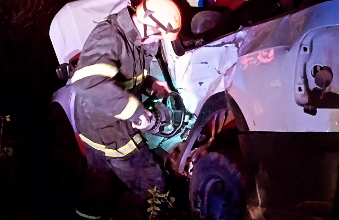 Motorista ficou preso nas ferragem - Fotos Corpo de Bombeiros
