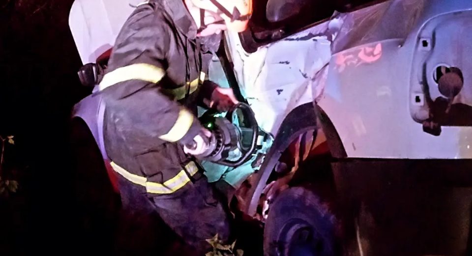 Motorista ficou preso nas ferragem - Fotos Corpo de Bombeiros