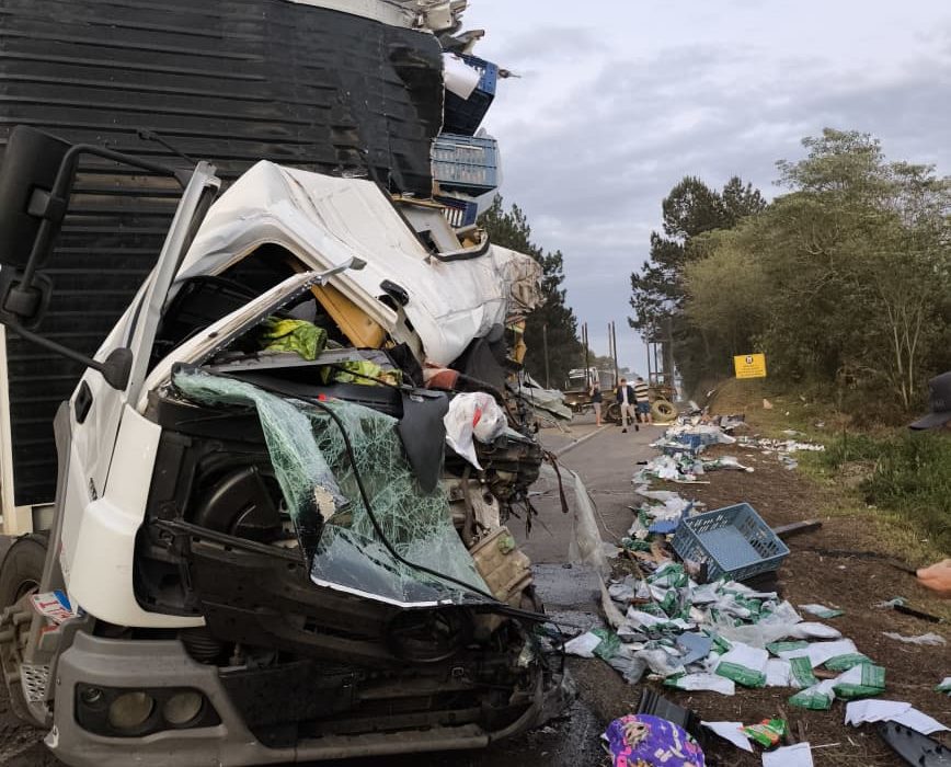 Motorista morre em colisão entre caminhões na BR-282