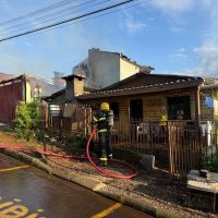 Fogo também atingiu três cômodos no piso superior da casa, mas não deixou feridos - Fotos Júlia Mocellin ClicRDC