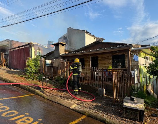 Fogo também atingiu três cômodos no piso superior da casa, mas não deixou feridos - Foto Júlia Mocellin ClicRDC