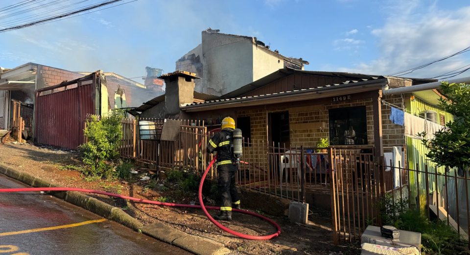Fogo também atingiu três cômodos no piso superior da casa, mas não deixou feridos - Foto Júlia Mocellin ClicRDC