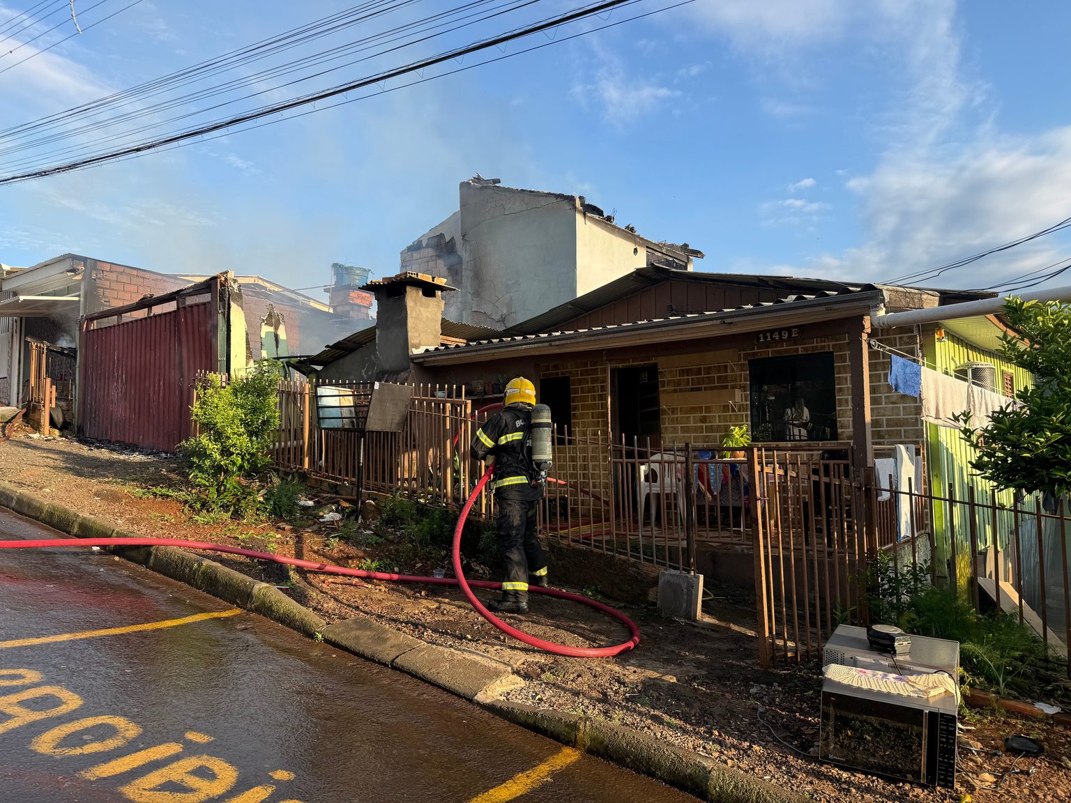 Fogo também atingiu três cômodos no piso superior da casa, mas não deixou feridos - Foto Júlia Mocellin ClicRDC