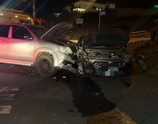 Colisão aconteceu no Centro na noite deste sábado (05) - Foto Divulgação Corpo de Bombeiros