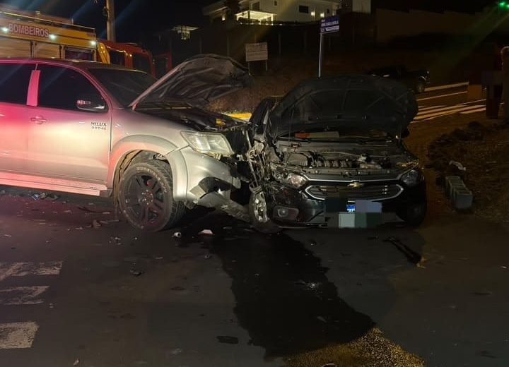 Colisão aconteceu no Centro na noite deste sábado (05) - Foto Divulgação Corpo de Bombeiros