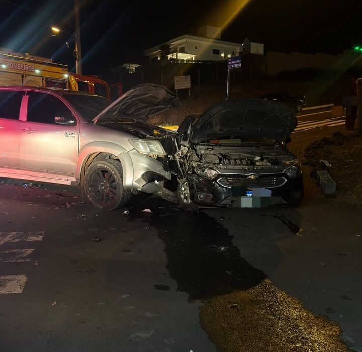 Colisão aconteceu no Centro na noite deste sábado (05) - Foto Divulgação Corpo de Bombeiros