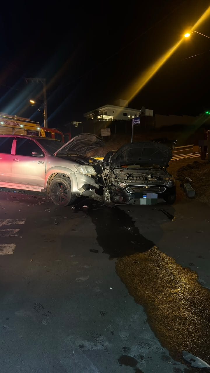 Colisão aconteceu no Centro na noite deste sábado (05) - Foto Divulgação Corpo de Bombeiros