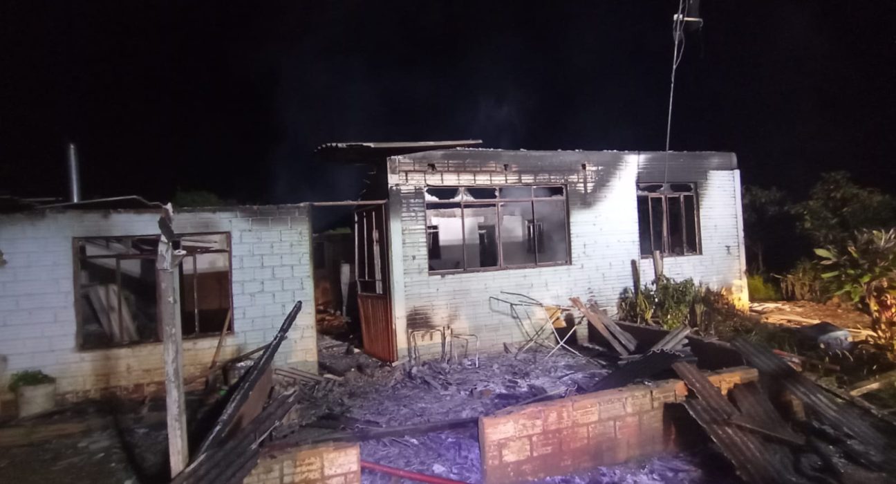 Incêndio destrói residência no interior de São Domingos