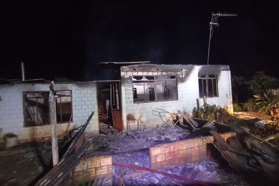Incêndio destrói residência no interior de São Domingos