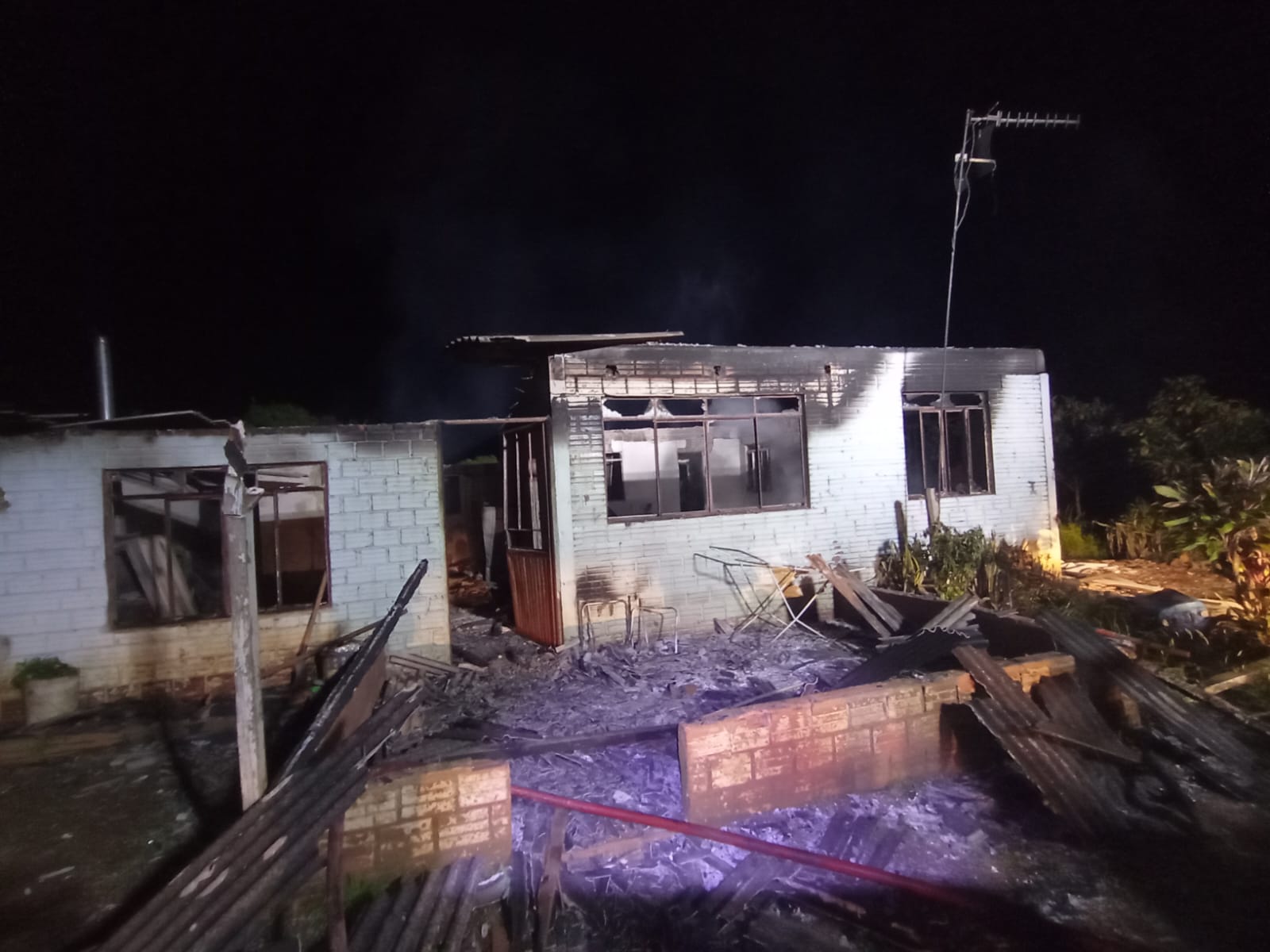 Incêndio destrói residência no interior de São Domingos