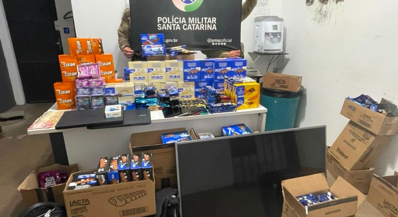 Mercadorias foram furtadas de um caminhão estacionado - Foto Polícia Militar