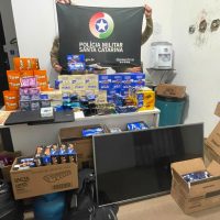 Mercadorias foram furtadas de um caminhão estacionado - Foto Polícia Militar