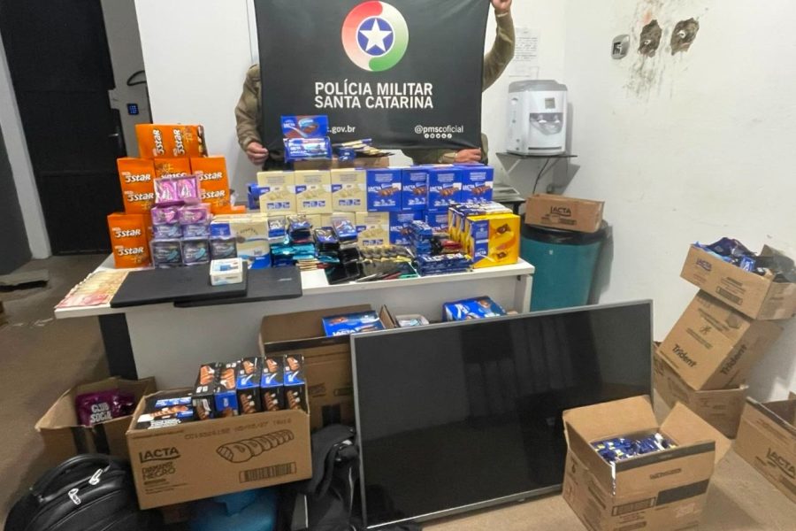 Mercadorias foram furtadas de um caminhão estacionado - Foto Polícia Militar