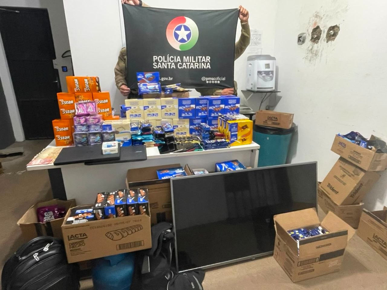 Mercadorias foram furtadas de um caminhão estacionado - Foto Polícia Militar