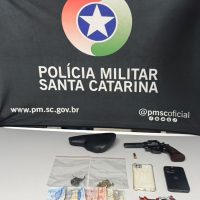 Abordagem termina com duas prisões e apreensão de revólver, maconha, munição, dinheiro e celulares - Foto Divulgação Polícia Militar