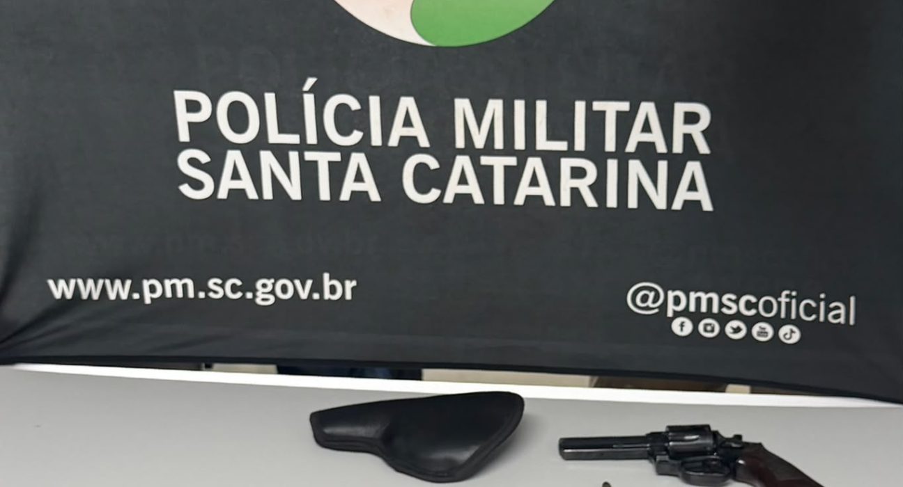 Homem e mulher são presos com arma e droga na BR-282