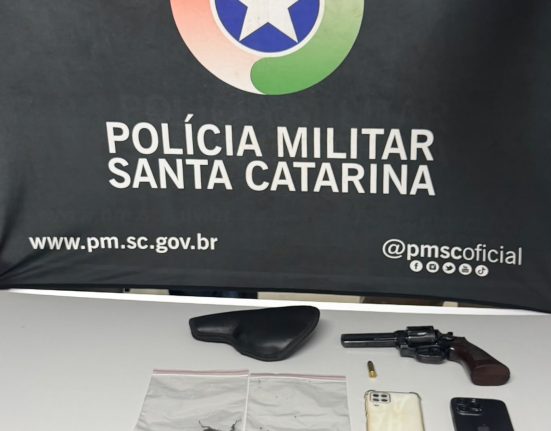 Homem e mulher são presos com arma e droga na BR-282