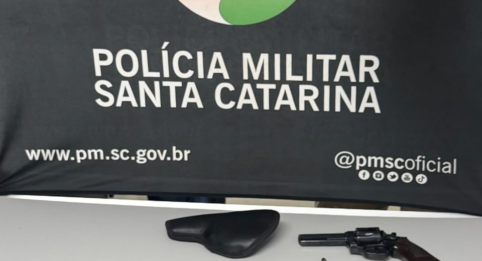 Homem e mulher são presos com arma e droga na BR-282