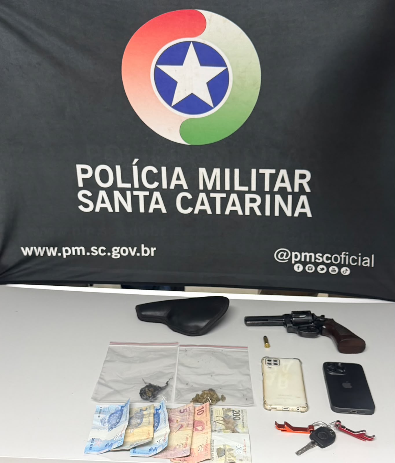 Homem e mulher são presos com arma e droga na BR-282