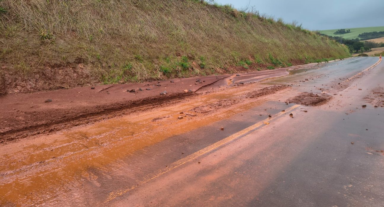 Barro, pedras e água exigem atenção na SC-156