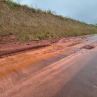 Barro, pedras e água exigem atenção na SC-156
