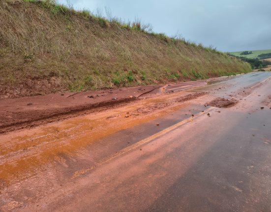 Barro, pedras e água exigem atenção na SC-156