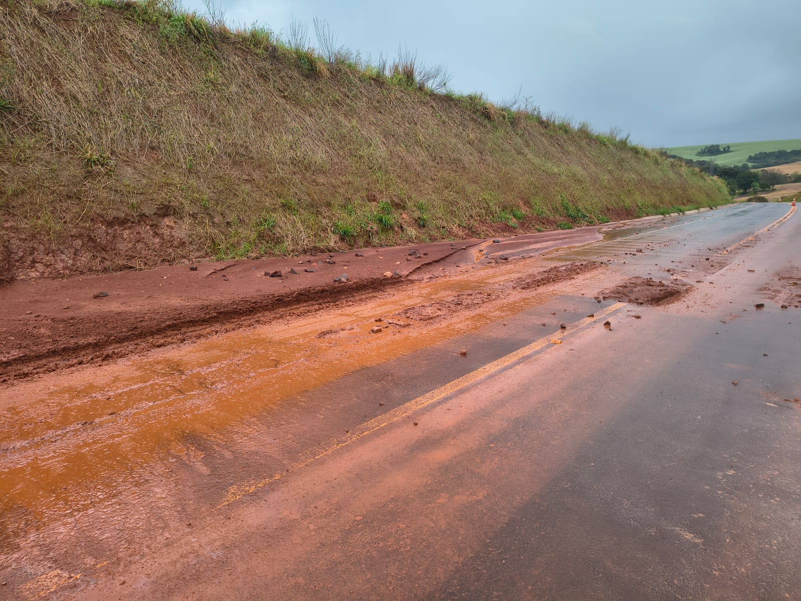 Barro, pedras e água exigem atenção na SC-156