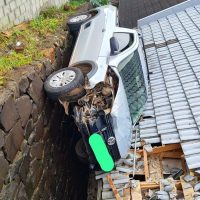 Carro caiu sobre o telhado de uma casa - Foto Corpo de Bombeiros