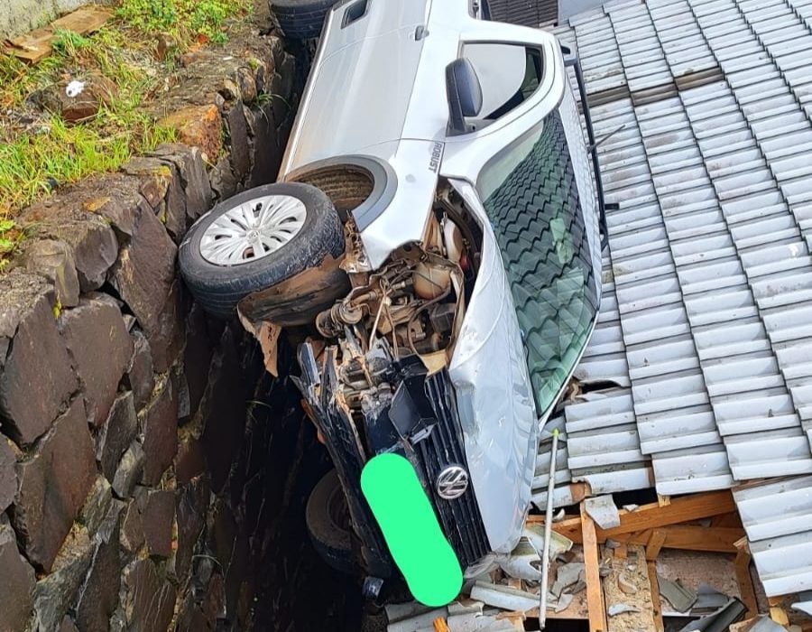 Carro caiu sobre o telhado de uma casa - Foto Corpo de Bombeiros