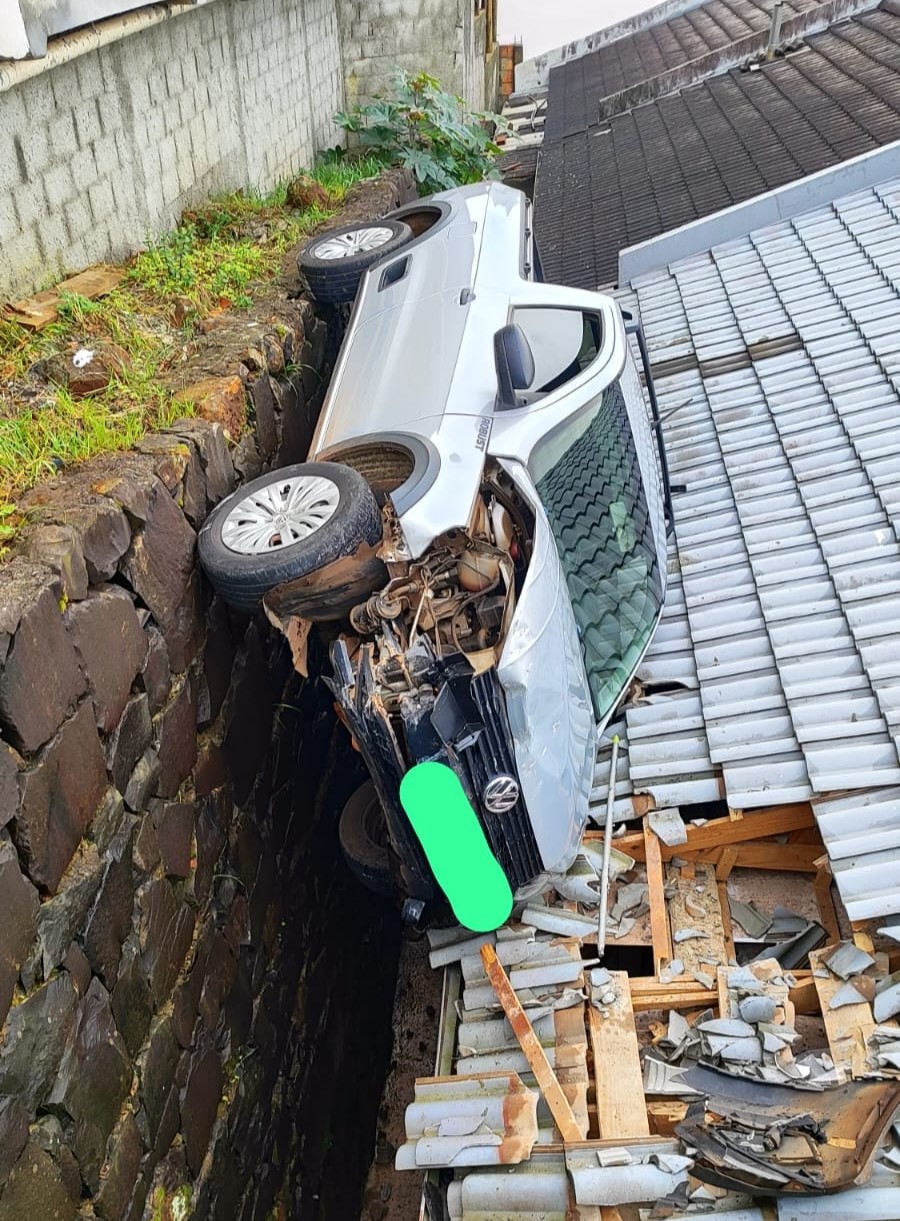 Carro caiu sobre o telhado de uma casa - Foto Corpo de Bombeiros