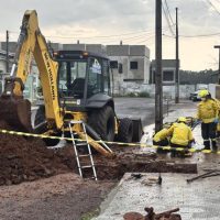Trabalhador da Casan é resgatado após soterramento - Fotos Lucas Lôndero Portal Peperi