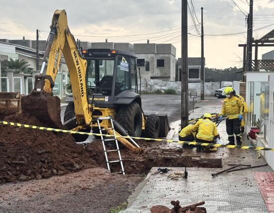 Trabalhador da Casan é resgatado após soterramento - Fotos Lucas Lôndero Portal Peperi