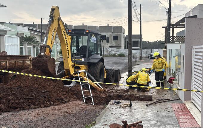 Trabalhador da Casan é resgatado após soterramento - Fotos Lucas Lôndero Portal Peperi