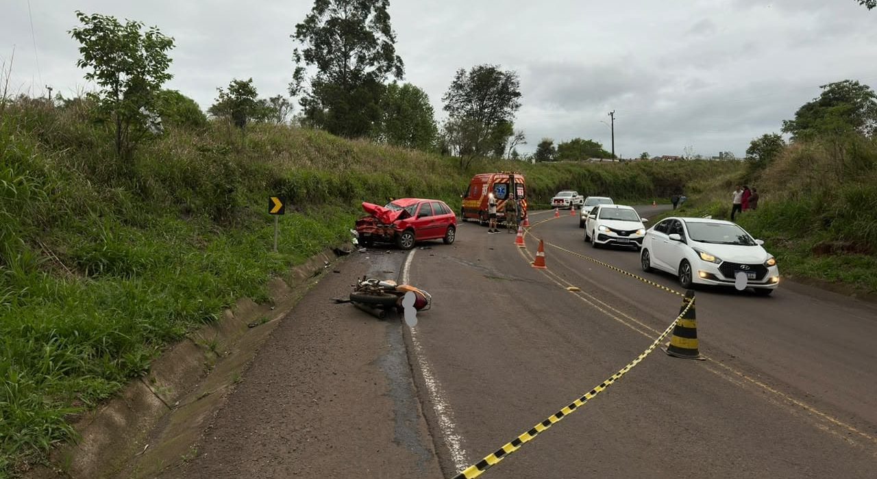 Condutor da motocicleta morreu no local do acidente - Fotos Corpo de Bombeiros e PMRv