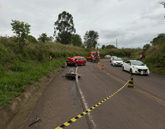 Condutor da motocicleta morreu no local do acidente - Fotos Corpo de Bombeiros e PMRv