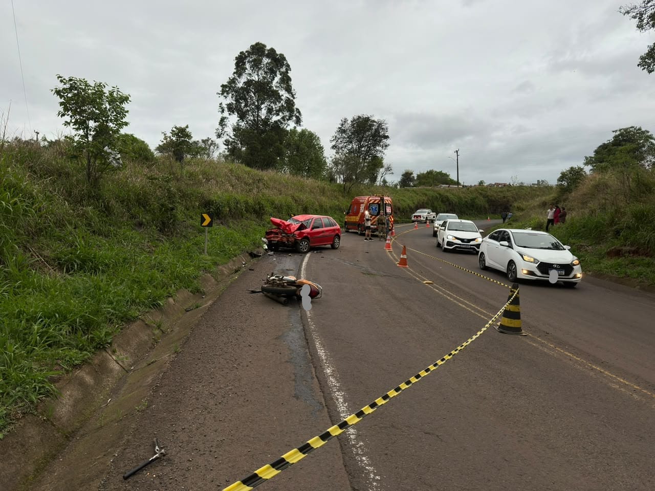 Condutor da motocicleta morreu no local do acidente - Fotos Corpo de Bombeiros e PMRv
