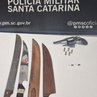 Suspeito estava armado com revólver carregado e também portava cocaína e facões - Foto Polícia Militar