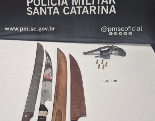 Suspeito estava armado com revólver carregado e também portava cocaína e facões - Foto Polícia Militar